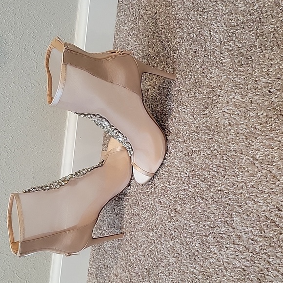 NEVER WORN HEELS - Picture 3 of 4